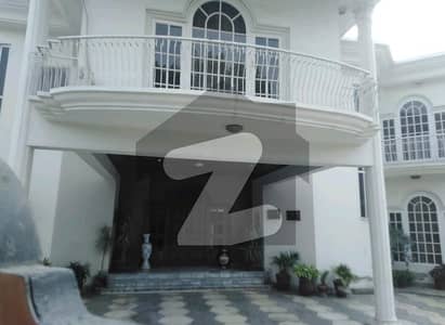 2 Kanal Spacious House Available In Cavalry Ground For Sale
