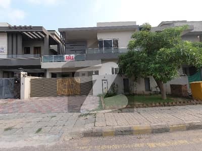 بحریہ ٹاؤن فیز 8 ۔ بلاک ایچ بحریہ ٹاؤن فیز 8,بحریہ ٹاؤن راولپنڈی,راولپنڈی میں 5 کمروں کا 10 مرلہ مکان 3.9 کروڑ میں برائے فروخت۔