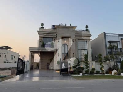 ڈی ایچ اے فیز 8 - بلاک ڈبلیو فیز 8,ڈیفنس (ڈی ایچ اے),لاہور میں 6 کمروں کا 1 کنال مکان 24.9 کروڑ میں برائے فروخت۔