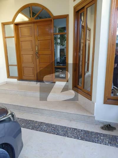 بخاری کمرشل ایریا ڈی ایچ اے فیز 6,ڈی ایچ اے ڈیفینس,کراچی میں 5 کمروں کا 1 کنال بالائی پورشن 2.9 لاکھ میں کرایہ پر دستیاب ہے۔