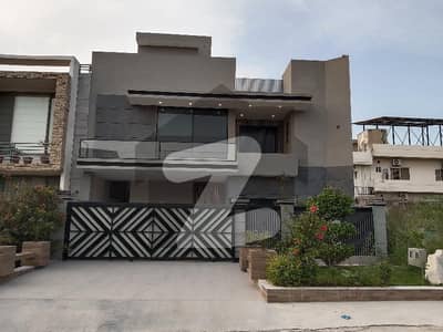 ڈی ۔ 12 اسلام آباد میں 5 کمروں کا 11 مرلہ مکان 13.5 کروڑ میں برائے فروخت۔