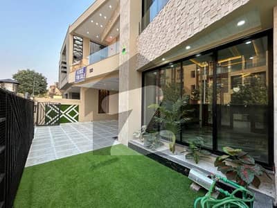 بحریہ ٹاؤن فیز 8 بحریہ ٹاؤن راولپنڈی,راولپنڈی میں 5 کمروں کا 10 مرلہ مکان 5.7 کروڑ میں برائے فروخت۔