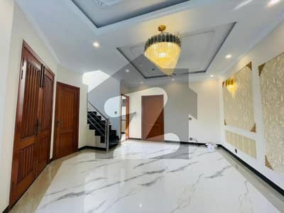 ڈی ایچ اے 9 ٹاؤن ڈیفنس (ڈی ایچ اے),لاہور میں 3 کمروں کا 5 مرلہ مکان 2.65 کروڑ میں برائے فروخت۔