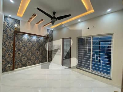 بحریہ ٹاؤن سیکٹر سی بحریہ ٹاؤن,لاہور میں 5 کمروں کا 10 مرلہ مکان 1.1 لاکھ میں کرایہ پر دستیاب ہے۔