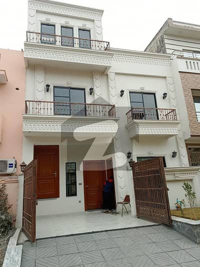 جی ۔ 13 اسلام آباد میں 4 کمروں کا 4 مرلہ مکان 4.25 کروڑ میں برائے فروخت۔