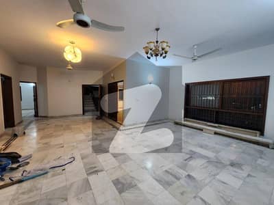 ڈی ایچ اے فیز 6 ڈی ایچ اے ڈیفینس,کراچی میں 4 کمروں کا 1 کنال بالائی پورشن 2.5 لاکھ میں کرایہ پر دستیاب ہے۔