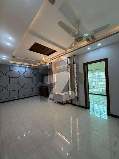 بحریہ ٹاؤن فیز 8 بحریہ ٹاؤن راولپنڈی,راولپنڈی میں 5 کمروں کا 7 مرلہ مکان 85.0 ہزار میں کرایہ پر دستیاب ہے۔