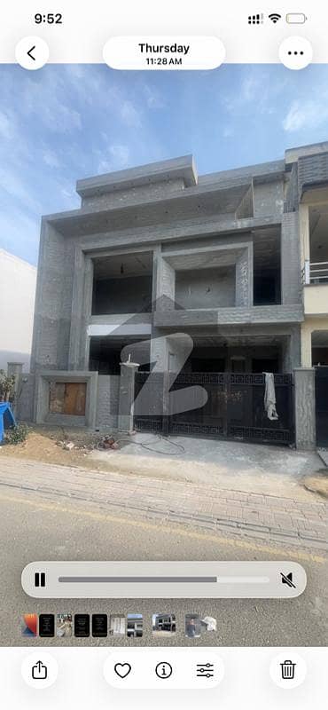 ڈریم گارڈنز فیز 1 ۔ بلاک اے ڈریم گارڈنز فیز 1,ڈریم گارڈنز,ڈیفینس روڈ,لاہور میں 5 کمروں کا 6 مرلہ مکان 3.15 کروڑ میں برائے فروخت۔