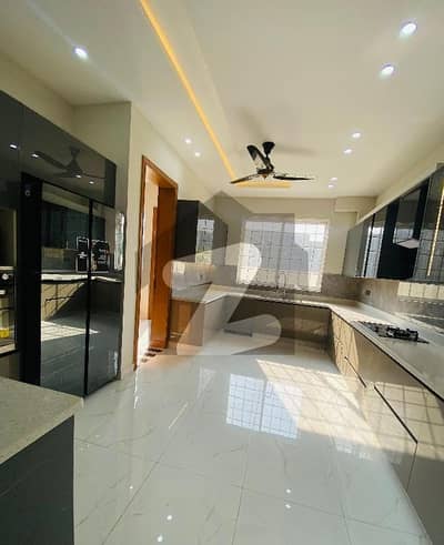 بحریہ ٹاؤن فیز 8 بحریہ ٹاؤن راولپنڈی,راولپنڈی میں 5 کمروں کا 10 مرلہ مکان 1.25 لاکھ میں کرایہ پر دستیاب ہے۔