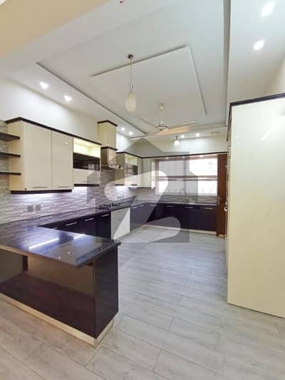 بحریہ ٹاؤن فیز 8 بحریہ ٹاؤن راولپنڈی,راولپنڈی میں 5 کمروں کا 10 مرلہ مکان 1.2 لاکھ میں کرایہ پر دستیاب ہے۔