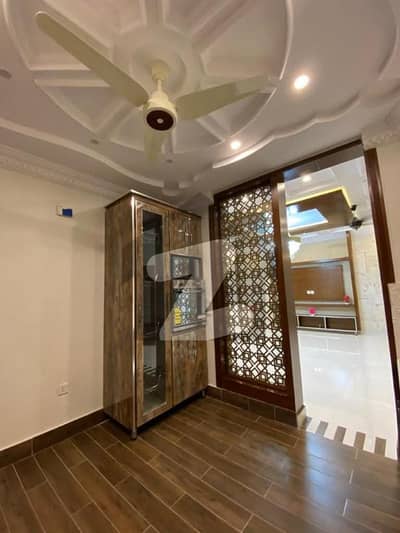 بحریہ ٹاؤن فیز 8 بحریہ ٹاؤن راولپنڈی,راولپنڈی میں 5 کمروں کا 7 مرلہ مکان 2.7 کروڑ میں برائے فروخت۔