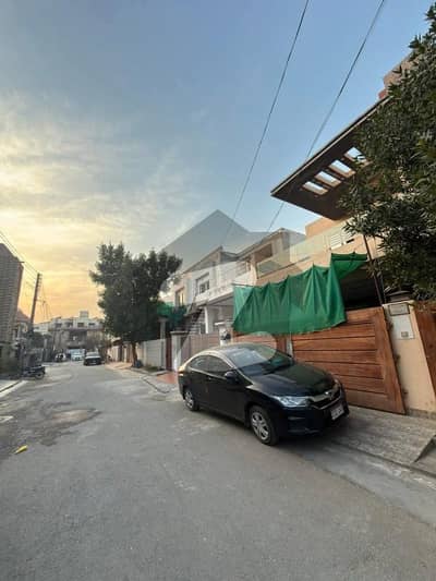 سحر وِلاز ملتان پبلک سکول روڈ,ملتان میں 4 کمروں کا 7 مرلہ مکان 2.2 کروڑ میں برائے فروخت۔