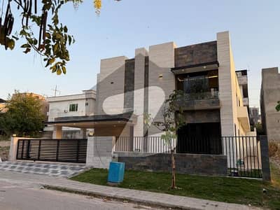 ڈی ایچ اے ڈیفینس فیز 2 ڈی ایچ اے ڈیفینس,اسلام آباد میں 5 کمروں کا 1 کنال مکان 11.9 کروڑ میں برائے فروخت۔