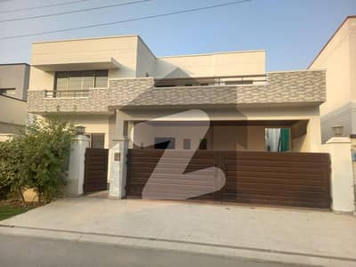 عسکری 10 - سیکٹر ایف عسکری 10,عسکری,لاہور میں 4 کمروں کا 17 مرلہ مکان 2.5 لاکھ میں کرایہ پر دستیاب ہے۔