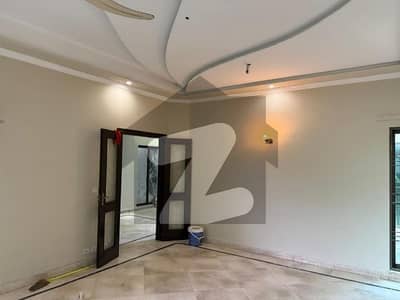 1 kanal House for Sale 100 % Solid Construction Reasonable in the Market