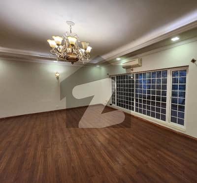 ایف ۔ 6 اسلام آباد میں 6 کمروں کا 2 کنال مکان 10.0 لاکھ میں کرایہ پر دستیاب ہے۔