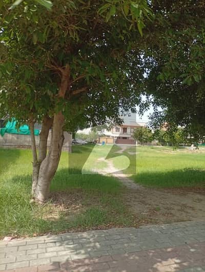 بحریہ ٹاؤن سیکٹر ای بحریہ ٹاؤن,لاہور میں 1 کنال رہائشی پلاٹ 2.15 کروڑ میں برائے فروخت۔