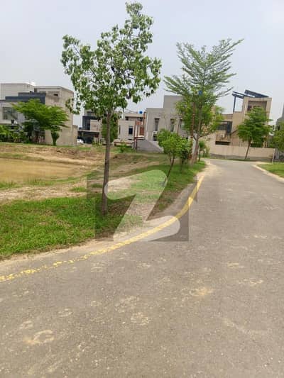بحریہ ٹاؤن لاہور میں 5 مرلہ کمرشل پلاٹ 5.3 کروڑ میں برائے فروخت۔