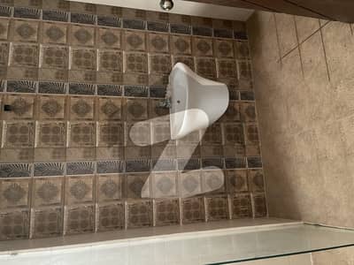 کلفٹن ۔ بلاک 2 کلفٹن,کراچی میں 3 کمروں کا 9 مرلہ فلیٹ 6.5 کروڑ میں برائے فروخت۔