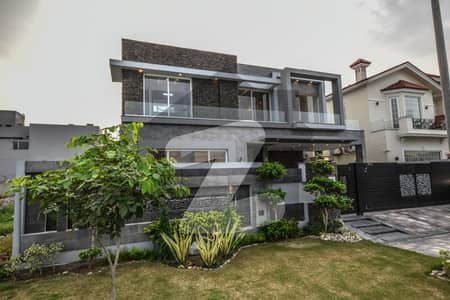 ڈی ایچ اے فیز 7 - بلاک ٹی فیز 7,ڈیفنس (ڈی ایچ اے),لاہور میں 4 کمروں کا 10 مرلہ مکان 3.65 کروڑ میں برائے فروخت۔