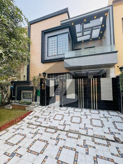 بحریہ ٹاؤن ۔ بلاک اے اے بحریہ ٹاؤن سیکٹرڈی,بحریہ ٹاؤن,لاہور میں 3 کمروں کا 5 مرلہ مکان 2.35 کروڑ میں برائے فروخت۔