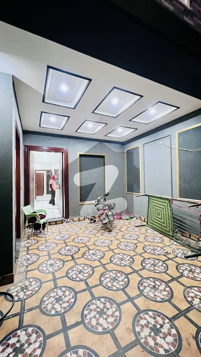 ملتان پبلک سکول روڈ ملتان میں 4 کمروں کا 5 مرلہ مکان 1.35 کروڑ میں برائے فروخت۔