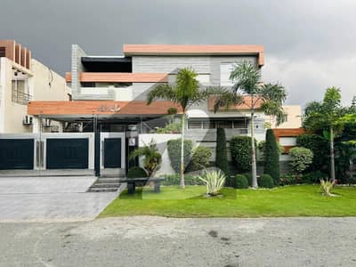 5 Bedrooms Slightly Used 10 Marla Luxurious House available for Sale at Excellent Location - Original Picture are attached