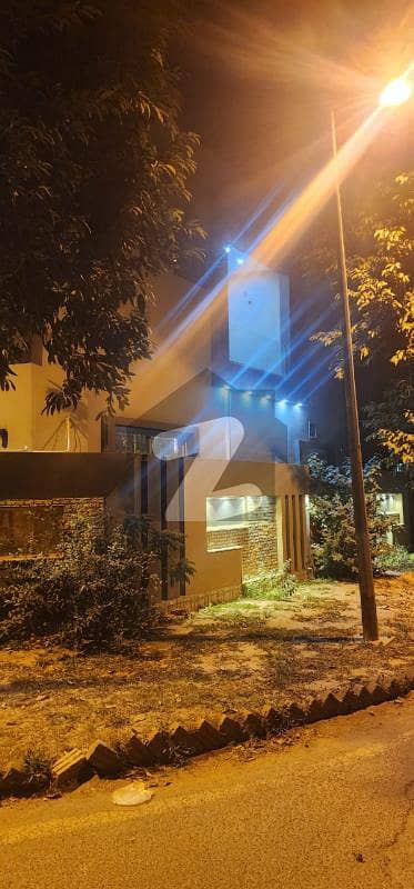 بحریہ ٹاؤن ۔ بلاک اے اے بحریہ ٹاؤن سیکٹرڈی,بحریہ ٹاؤن,لاہور میں 5 کمروں کا 8 مرلہ مکان 3.15 کروڑ میں برائے فروخت۔