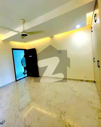 عسکری 10 - سیکٹر ایس عسکری 10,عسکری,لاہور میں 4 کمروں کا 12 مرلہ فلیٹ 4.6 کروڑ میں برائے فروخت۔