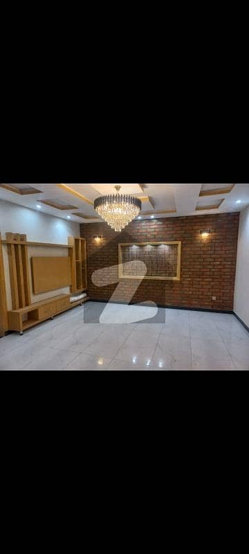 جوبلی ٹاؤن لاہور میں 5 کمروں کا 10 مرلہ مکان 1.5 لاکھ میں کرایہ پر دستیاب ہے۔