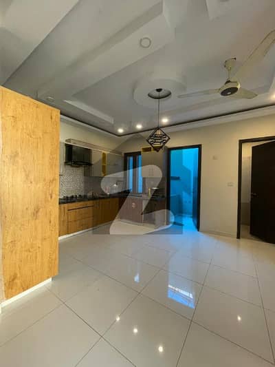 ڈی ایچ اے فیز 8 ڈی ایچ اے ڈیفینس,کراچی میں 4 کمروں کا 4 مرلہ مکان 2.35 لاکھ میں کرایہ پر دستیاب ہے۔