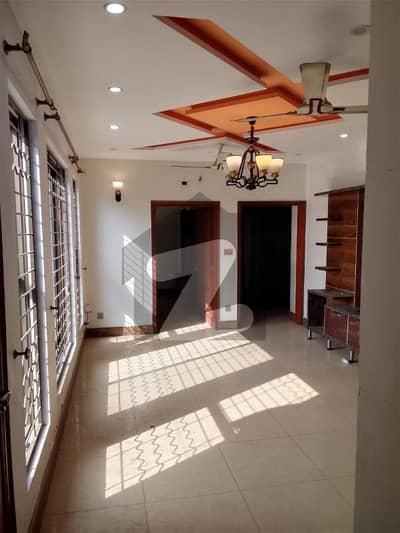 ڈی ایچ اے فیز 1 - بلاک پی فیز 1,ڈیفنس (ڈی ایچ اے),لاہور میں 5 کمروں کا 10 مرلہ مکان 4.25 کروڑ میں برائے فروخت۔