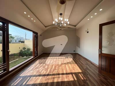 ڈی ایچ اے فیز 8 - زون اے ڈی ایچ اے فیز 8,ڈی ایچ اے ڈیفینس,کراچی میں 6 کمروں کا 1 کنال مکان 19.5 کروڑ میں برائے فروخت۔