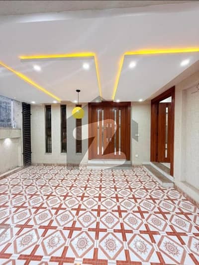 بحریہ ٹاؤن فیز 8 بحریہ ٹاؤن راولپنڈی,راولپنڈی میں 5 کمروں کا 7 مرلہ مکان 2.6 کروڑ میں برائے فروخت۔