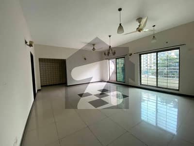 10 Marla 3 Bedrooms Flat For Sale.
