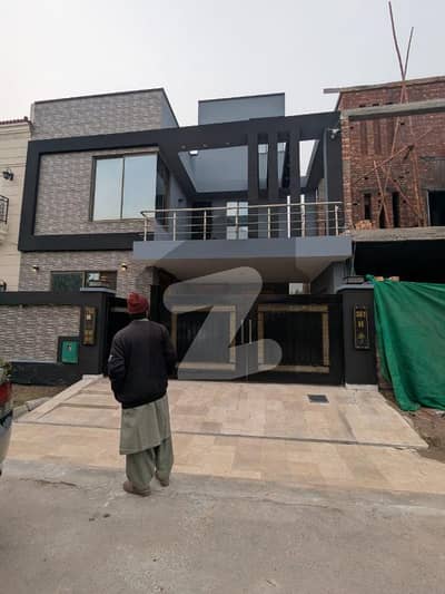 بحریہ آرچرڈ لاہور میں 5 کمروں کا 8 مرلہ مکان 2.1 کروڑ میں برائے فروخت۔