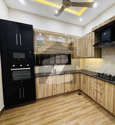 فیصل ٹاؤن - ایف ۔ 18 اسلام آباد میں 6 کمروں کا 8 مرلہ مکان 3.0 کروڑ میں برائے فروخت۔