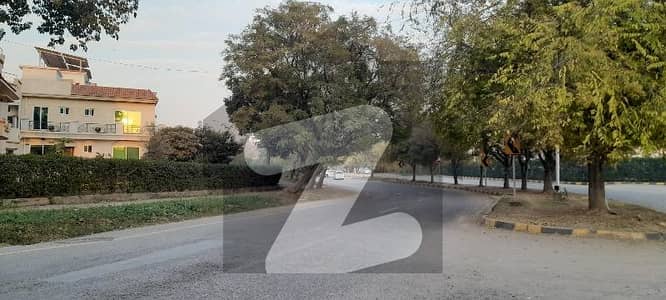 Independent 600yards UPPER PORTION Separate Gate for rent