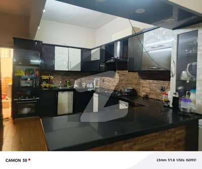 Gulshan-e-Iqbal - Block 5 300 Square Yards Upper Portion Up For rent