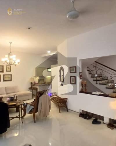 ڈی ایچ اے فیز 8 ڈی ایچ اے ڈیفینس,کراچی میں 4 کمروں کا 5 مرلہ مکان 7.3 کروڑ میں برائے فروخت۔