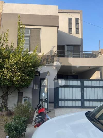 بحریہ ٹاؤن سیکٹرڈی بحریہ ٹاؤن,لاہور میں 3 کمروں کا 5 مرلہ مکان 1.85 کروڑ میں برائے فروخت۔