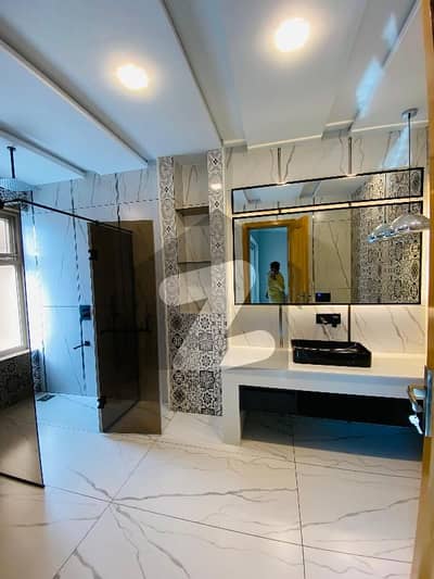 بحریہ ٹاؤن فیز 8 بحریہ ٹاؤن راولپنڈی,راولپنڈی میں 5 کمروں کا 10 مرلہ مکان 1.25 لاکھ میں کرایہ پر دستیاب ہے۔