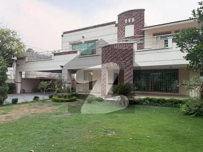 ایف ۔ 7 اسلام آباد میں 6 کمروں کا 2 کنال مکان 9.8 لاکھ میں کرایہ پر دستیاب ہے۔