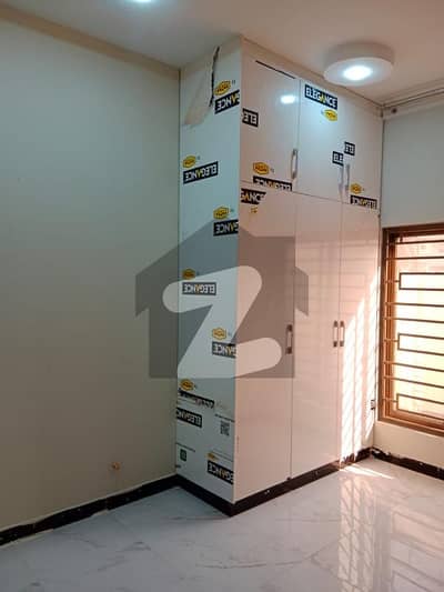 BEAUTIFUL LOCATION GROUND PORTION FOR RENT