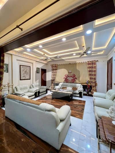 رائل آرچرڈ ملتان پبلک سکول روڈ,ملتان میں 5 کمروں کا 10 مرلہ مکان 1.2 لاکھ میں کرایہ پر دستیاب ہے۔