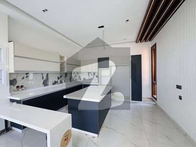 ڈی ایچ اے فیز 8 ڈی ایچ اے ڈیفینس,کراچی میں 5 کمروں کا 12 مرلہ مکان 13.5 کروڑ میں برائے فروخت۔