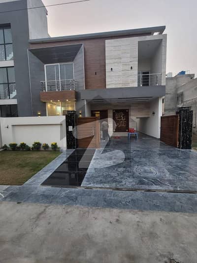 پارک ویو سٹی لاہور میں 5 کمروں کا 10 مرلہ مکان 3.5 کروڑ میں برائے فروخت۔