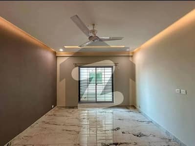 عسکری 11 - سیکٹر ڈی عسکری 11,عسکری,لاہور میں 3 کمروں کا 10 مرلہ فلیٹ 3.55 کروڑ میں برائے فروخت۔