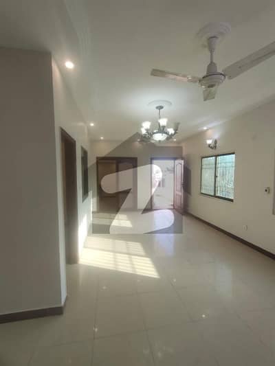 کلفٹن ۔ بلاک 4 کلفٹن,کراچی میں 3 کمروں کا 9 مرلہ بالائی پورشن 3.6 کروڑ میں برائے فروخت۔