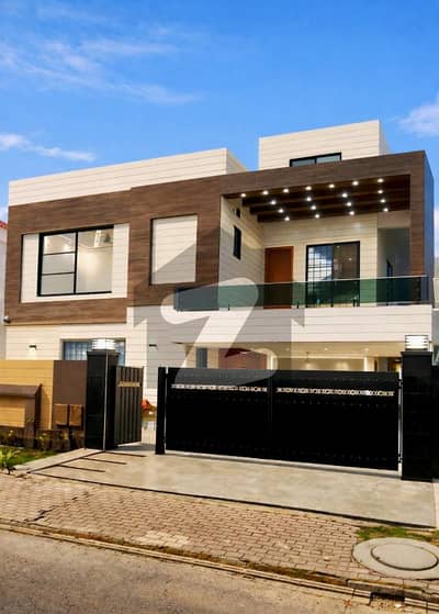 بحریہ ٹاؤن ۔ سیکٹر ایف بحریہ ٹاؤن,لاہور میں 7 کمروں کا 1 کنال مکان 8.2 کروڑ میں برائے فروخت۔